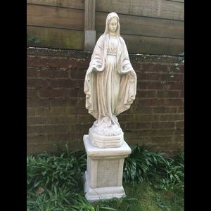 Maria beeld op sokkel, tuinbeeld massief gegoten steen, prachtig vormgegeven zwaar beeld.