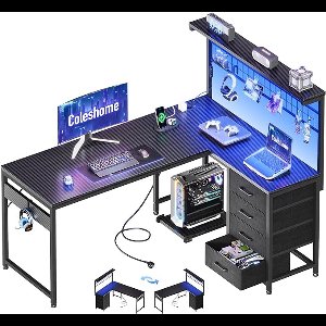 Gaming Hoekbureau L-vorm 130×100 cm – LED-verlichting, 2× Stopcontact & 2× USB, Omkeerbaar Ontwerp – Met 4 Laden, Bovenplank met Pegboard, CPU-houder & Hoofdtelefoonhaak – Koolstofvezel Look, Zwart