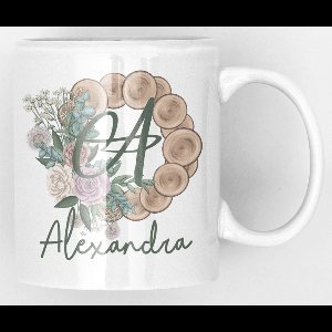 Mok met monogram en naam in boomstam met bloemen