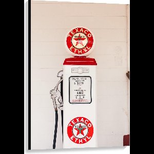 Canvas  - Klein Texaco Pompstation - 80x120cm Foto op Canvas Schilderij (Wanddecoratie op Canvas)