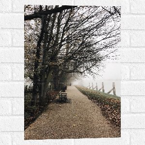 WallClassics - Muursticker - Bankje op de Dijk in de Mist - 40x60 cm Foto op Muursticker