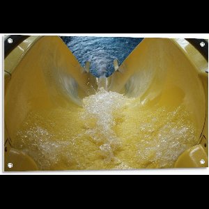 Tuinposter – Gele Waterglijbaan - 90x60cm Foto op Tuinposter  (wanddecoratie voor buiten en binnen)