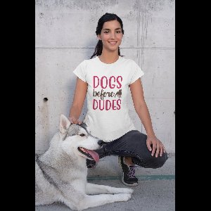 Shirt - Dogs before dudes - Wurban Wear | Grappig shirt | Leuk cadeau | Unisex tshirt | Honden | Puppy | Hondenmand | Bench | Hondenvoer | Wit