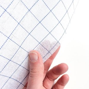 100 x 80 cm Waste Canvas borduurstramien - DMC Waste Canvas 10 steken per cm - Witte borduurstof met blauwe lijnen per 10 cm van 100 cm breed - Gemaakt in de Duitsland- Waste Canvas 25 count