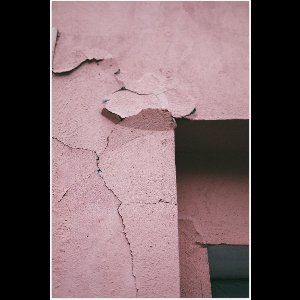 Poster – Gescheurd Roze Gebouw - 80x120cm Foto op Posterpapier