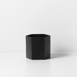 FERM LIVING - Hexagon Pot - zwart - Large