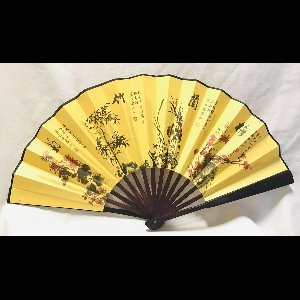 Chinese waaier （blossoms, orchid, bamboo and chrysanthemum ）deluxe. Een prachtige, aan twee kanten bedrukte waaier in luxe uitvoering. Gemaakt van stof en hout. Om echt te gebruiken maar ook leuk als decoratie ongeveer 33 cm hoog en 61 cm breed