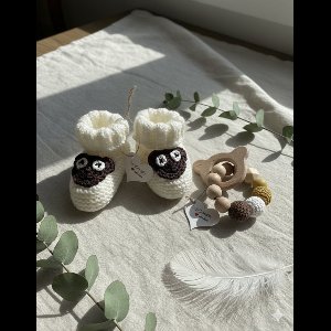 Maminobaby.nl | Handgehaakte babyslofjes | Handgemaakte bijtring | Babyslofjes 0–6 maanden | Handgemaakt babycadeau | Gebreide babyslofjes | Pantoffels | Zachte babyslofjes | Warme babyslofjes | Kraamcadeau | Babyshowercadeau | Uniek baby cadeau