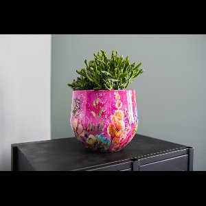 Designed by Lammie pot Fiesta Fuchsia