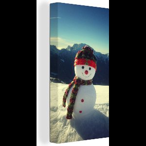 Canvas Schilderij Sneeuwpop met uitzicht op het landschap tijdens de kerstperiode - 40x80 cm - Wanddecoratie