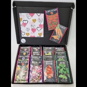 Zaden Pakket met Mystery Card 'Love (hartjes)' met jouw eigen persoonlijke videoboodschap. Pakket met 18 verschillende bloemen-, kruiden- en groentenzaden in 1 box door de brievenbus. | Verjaardag | Vaderdag | Moederdag