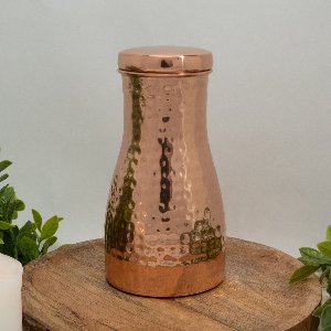 Puur koperen karaf gehamerd met dop ± 950 ml