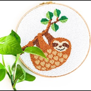 Luiaard borduurpakke - Moderne Sloth borduurpakket - Dieren Borduurpakketten - Jungle borduurpakket geboorte sampler inclusief borduurring en DMC garen