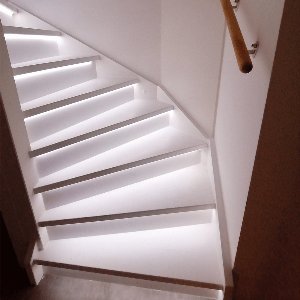 Led trapverlichting set met bewegingssensoren - Led strips 130 cm met helder wit licht - Werkt met de bekende verlichting apps - Basic set voor max. 16 treden - Bedienen via app