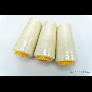 Lockgaren - kleur off white - lengte 3000 yards - 100% polyester - 3 klossen -