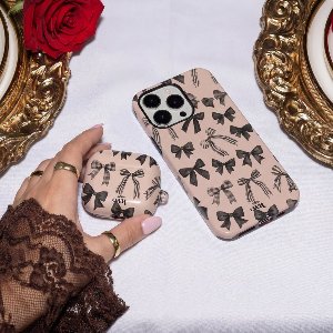 xoxo Wildhearts hoesje geschikt voor AirPods 3 - Winter Muse - Ook als telefoonhoesje verkrijgbaar - schokbestendige case - koptelefoonhoes - Beschermhoes met strikjes patroon - Beige