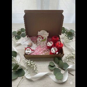 Maminobaby.nl baby geschenkset meisjes | Kerstman - Handgemaakt | Gebreide babyslofjes | Speenkoord | Haarclip | Kraamcadeu | Babyshower