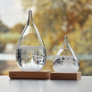 MikaMax Stormglas Small - Donderglas - Barometer - Weerglas - Weerstation - Weervoorspeller - Voorspelt het Weer - Incl. Houten Standaard - ø 8 x 11 cm