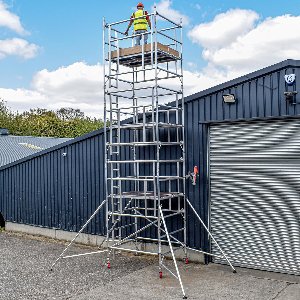 BPS AGR Industrieel Aluminium Rolsteiger – 4,2 m Werkhoogte – 0,85 m x 1,8 m Vloeroppervlak – 2,2 m Platformhoogte – Zware Kwaliteit – 950 kg Draagvermogen – BS EN1004 Gecertificeerd