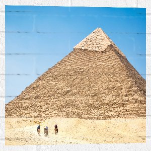 WallClassics - Muursticker - Piramide in de Woestijn - 50x50 cm Foto op Muursticker
