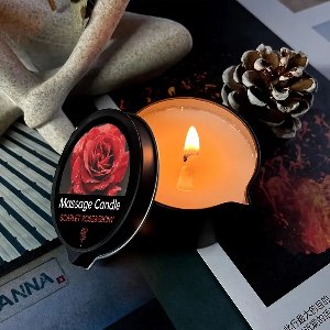 Scarlet Rose & Ebony Essentiële Olie Massagekaars - Hydraterend, Sensuele Ervaring met Schenktuit, Perfect voor Ontspannende Baden & Huidverzorging, Bad Essentials|Romantische Decoratie|Aromatherapie Kaars, Massageoliën voor stellen