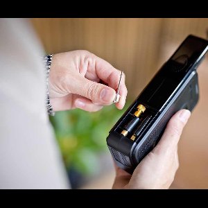 QLT Luchtcompressor met Opbergvak – Draadloze Mini Compressor met LED Drukindicator, SOS-Functie en Accessoires voor Auto, Fiets of Luchtbed