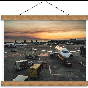 Schoolplaat – Vliegtuigen geparkeerd op Vliegveld - 40x30cm Foto op Textielposter (Wanddecoratie op Schoolplaat)