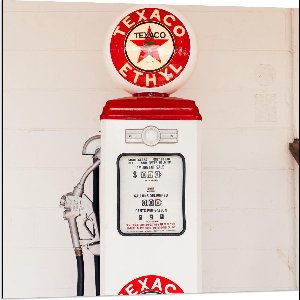Dibond - Klein Texaco Pompstation - 80x80cm Foto op Aluminium (Wanddecoratie van metaal)