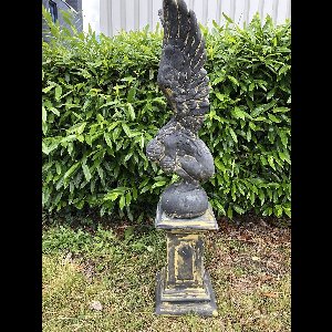 Knielende Engel met vleugels omhoog op sokkel, mooi zandstenen image stenen set !