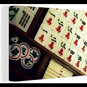 Canvas Schilderij Een mahjong set in een houten doos - 40x30 cm - Wanddecoratie