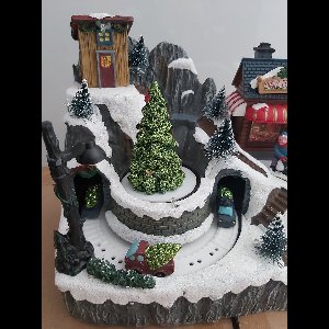 kerstdorp met kerstboom en auto's met licht, beweging en geluid 17cm hoog 23cm lang