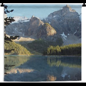 Wandkleed - Wanddoek - Besneeuwde bergen en bossen weerspiegeld in het Moraine Lake in Canada - 60x60 cm - Wandtapijt