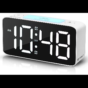 Gadgetplace Digitale Wekker met Extra hard Alarm functie - 2 Alarmen - Dimbaar 8 kleuren LED Display - Alarmklok - Kinderwekker