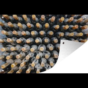 Tuinposters buiten Oude wijnflessen in een wijnkelder - 90x60 cm - Tuindoek - Buitenposter