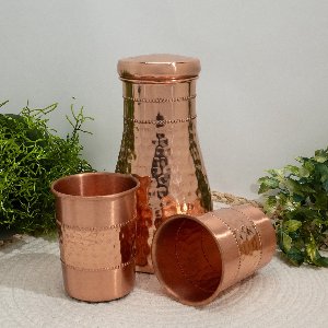 Puur koperen set van karaf gehamerd ± 950 ml met 2 rechte bekers met gehamerde rand