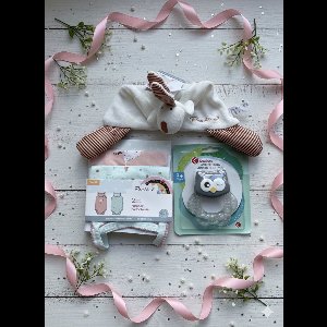 Maminobaby.nl | Baby geschenkset meisjes | Knisperkonijn | 2-delige rompertjes | Koelbijtring | Babyshower | Kraamcadeau