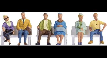 NOCH N Zittende passanten Geverfd, Zittend