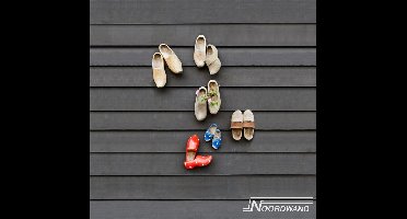 Noordwand Farmlife Fotobehang klompjes aan zwarte schutting - 3750018