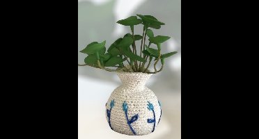 Haakpatroon byClaire Delfts blauw vaasje met geborduurde bloemen