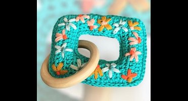 Haakpatroon ByClaire Bijtring rechthoek met geborduurde bloemen