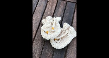 Haakpatroon ByClaire Wantjes met sluitkoordjes