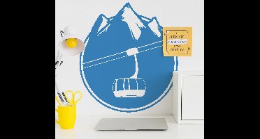 Skilift met bergwand decor