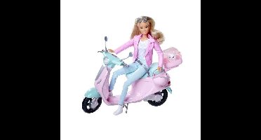 Steffi Love op haar scooter