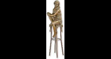 EEN BRONZEN BEELD VAN EEN DAME OP EEN BARSTOEL