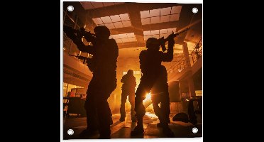 Tuinposter – Silhouet van Personen met Geweren in Gebouw - 50x50cm Foto op Tuinposter  (wanddecoratie voor buiten en binnen)