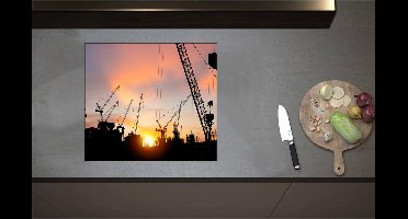 Inductieplaat Beschermer - Bouwplaats met Hijskranen met Zonsondergang - 58x52 cm - 2 mm Dik - Inductie Beschermer - Bescherming Inductiekookplaat - Kookplaat Beschermer van Zwart Vinyl