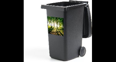 Container sticker Doorbrekende zon in de bossen van het Nationaal park Söderåsen in Zweden - 40x40 cm - Kliko sticker