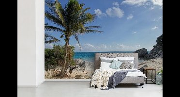 Fotobehang vinyl - Strand in de Maya-ruïnes van Tulum in Mexico breedte 390 cm x hoogte 260 cm - Foto print op behang (in 7 formaten beschikbaar)