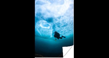 Poster Een duiker onder het ijsachtige zeeoppervlak in Hokkaido - 20x30 cm