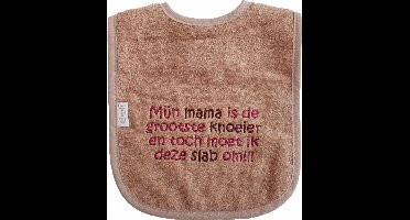 Pinkstone slab met "Mijn mama is de grootste knoeier en toch moet ik deze slab om!!!" - lief, kraamcadeautje, cadeau, babyshower, moeder, moederdag, roze